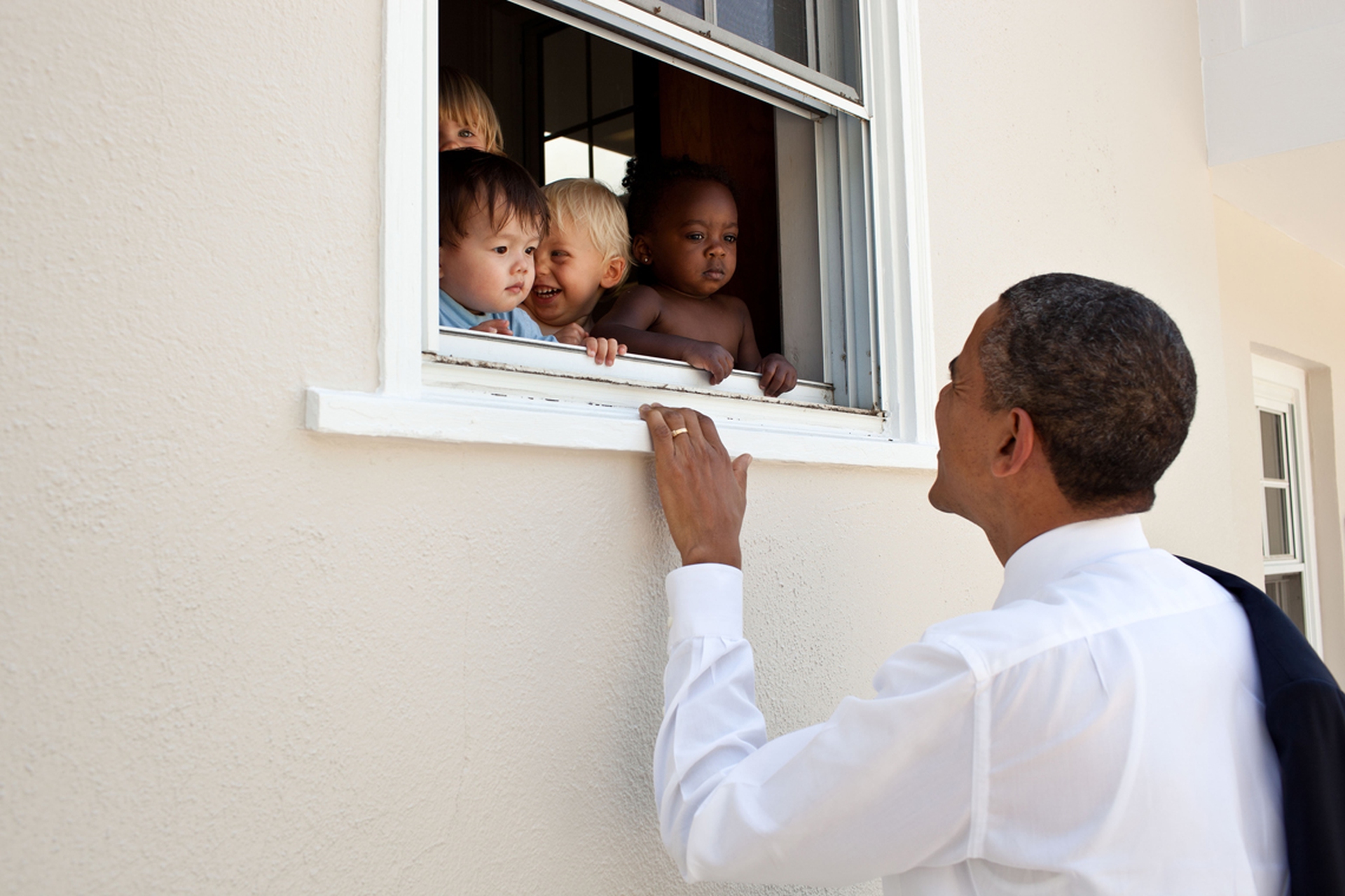 Obama greets children