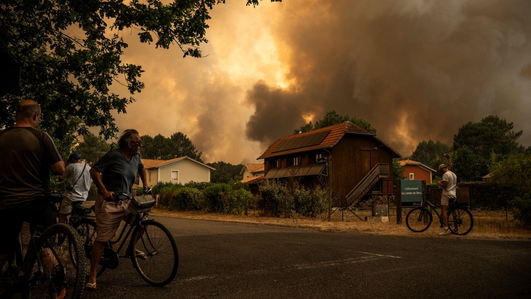 Incendi catastrofici stanno colpendo la Francia sud-occidentale