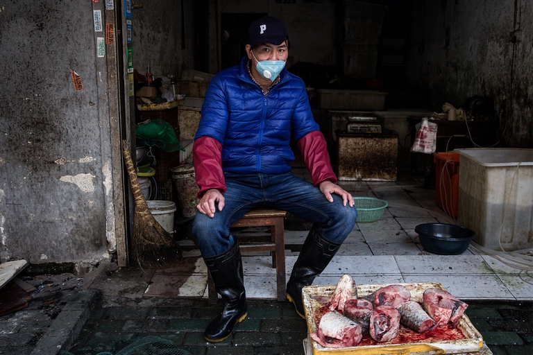 Una bancarella di un commerciante a Wuhan durante l'epidemia di coronavirus