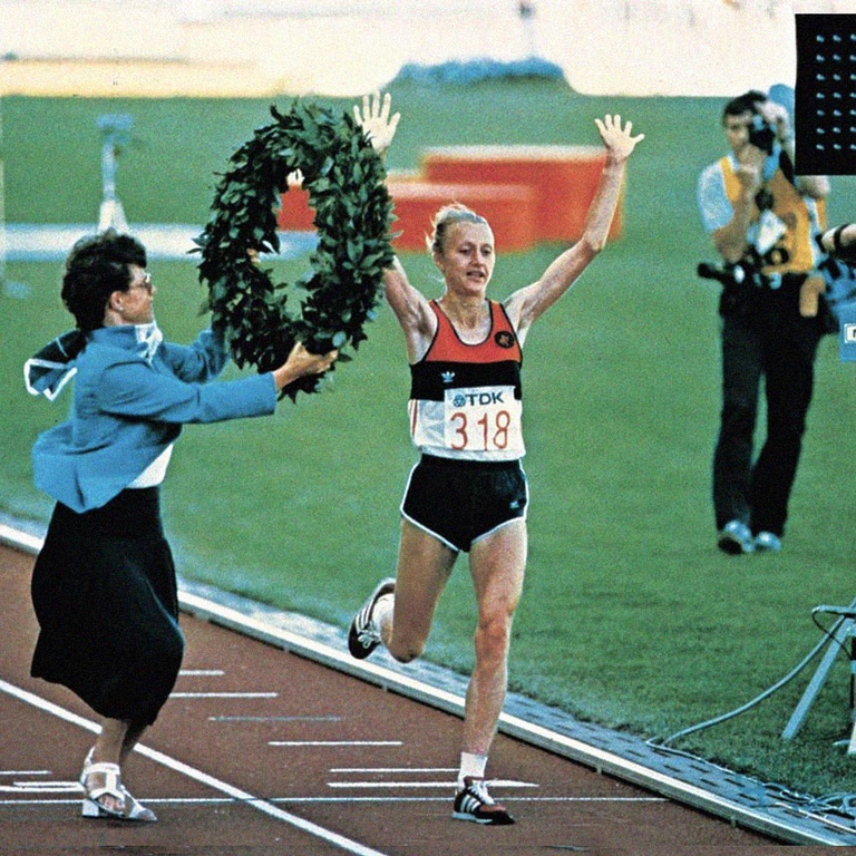 Quando ancora la maratona femminile non era quasi praticabile, all'inizio degli anni Settanta, Grete Waitz si cimentava in pista, su 1500 e 3000m. Ai Giochi olimpici del 1972 partecipa, a soli 18 anni, ai 1500 metri. Quando cominciano a disputarsi le grandi maratone, passa a correre su strada e inanella una serie di vittorie a New York. Qui, a Helsinki, la sua vittoria ai mondiali del 1983. È scomparsa nel 2011 all'età di 57 anni.