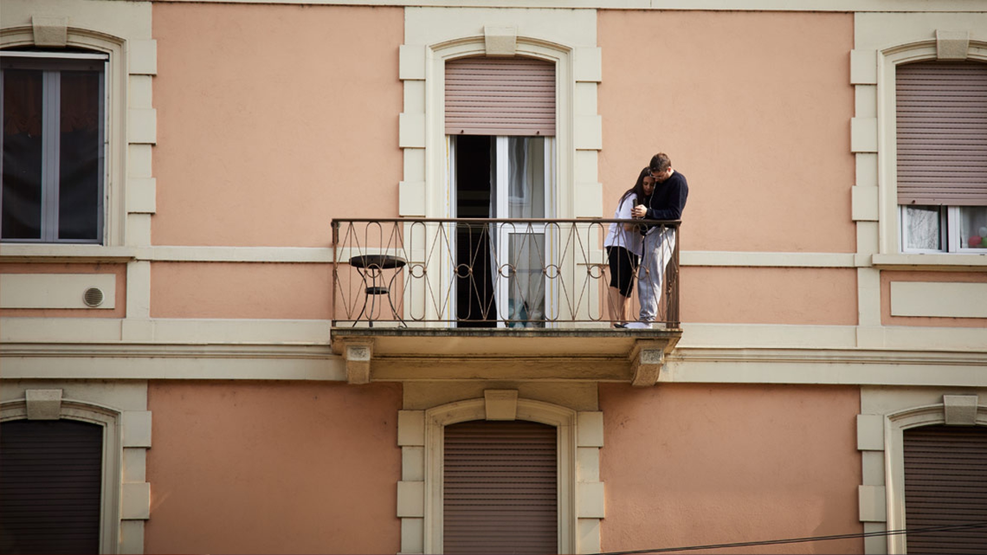 Dure ragazzi si abbracciano sul balcone durante i 100 giorni del coronavirus in Italia
