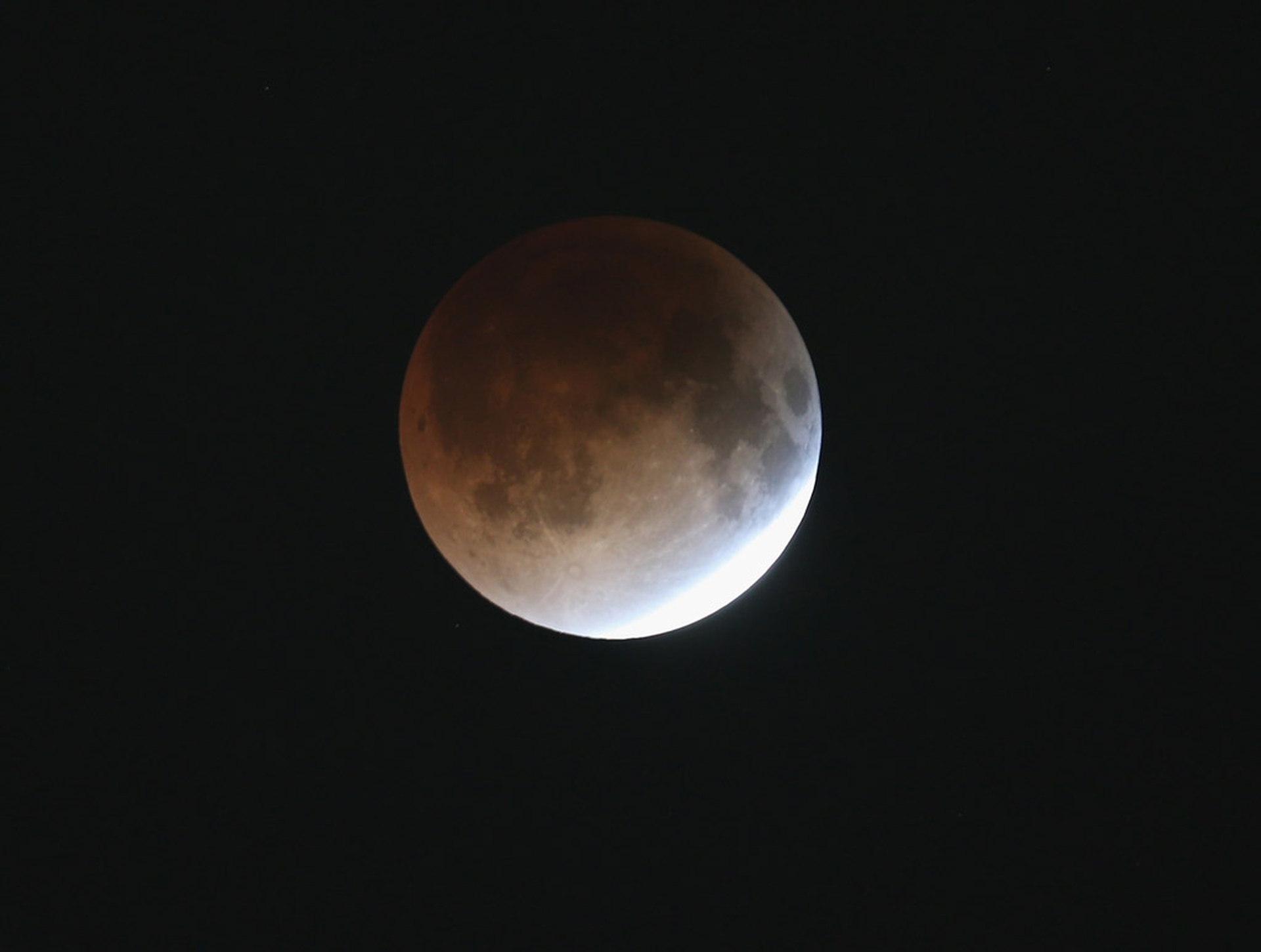 Le bellissime foto della prima eclissi di Luna del 2014