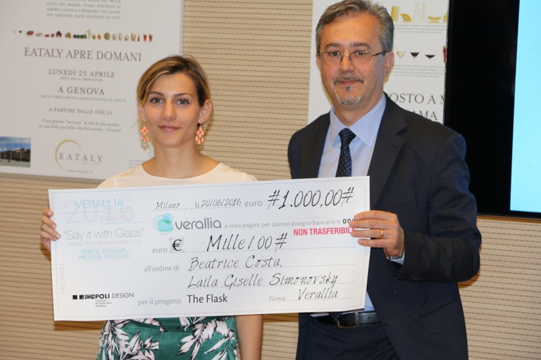 Marco Ravasi consegna il premio a Beatrice Costa per il progetto Flask, vincitore della categoria Spirits