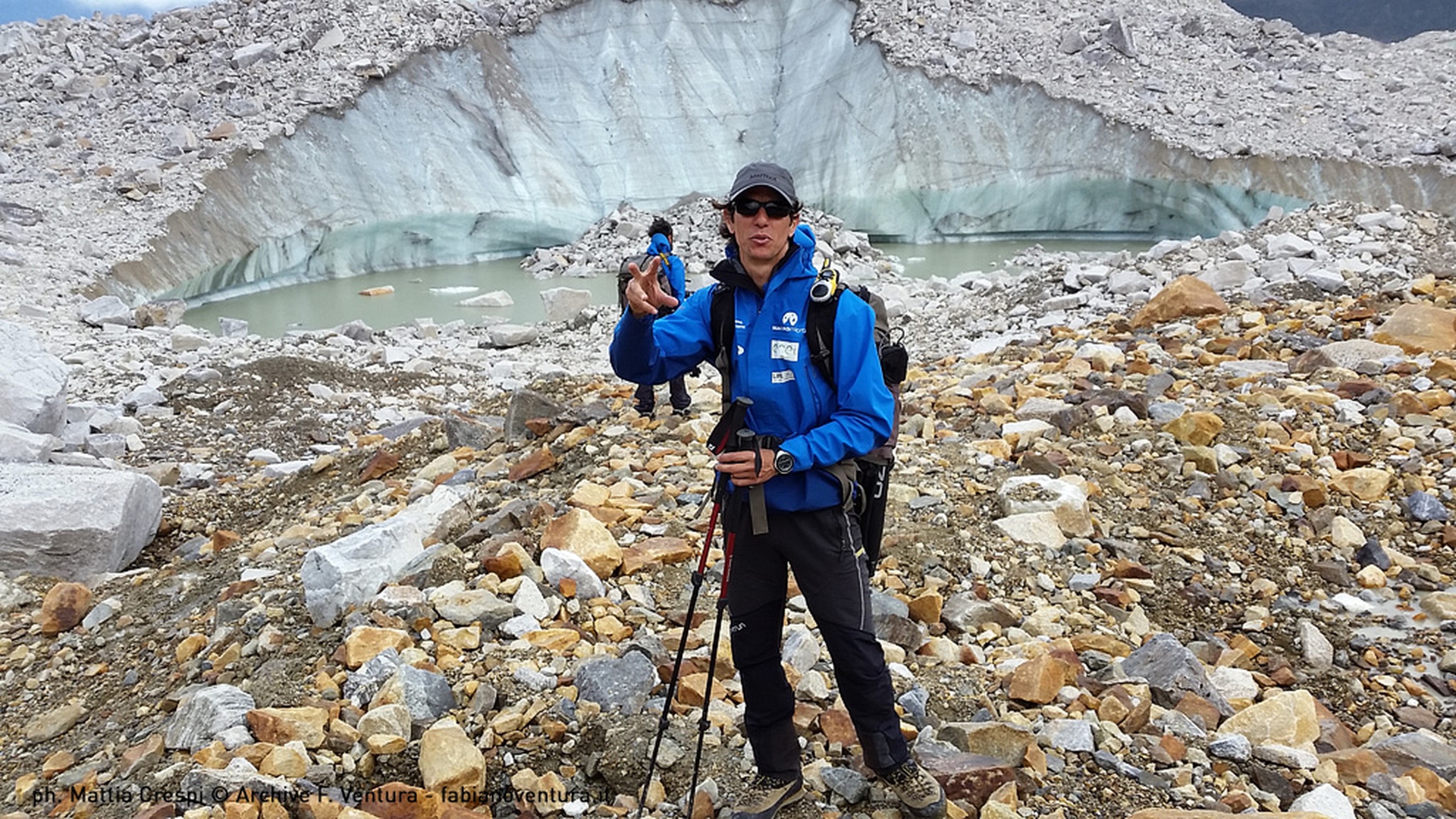 Il fotografo Fabiano Ventura durante i transetti fotografici sul ghiacciao Exploradores in Cile