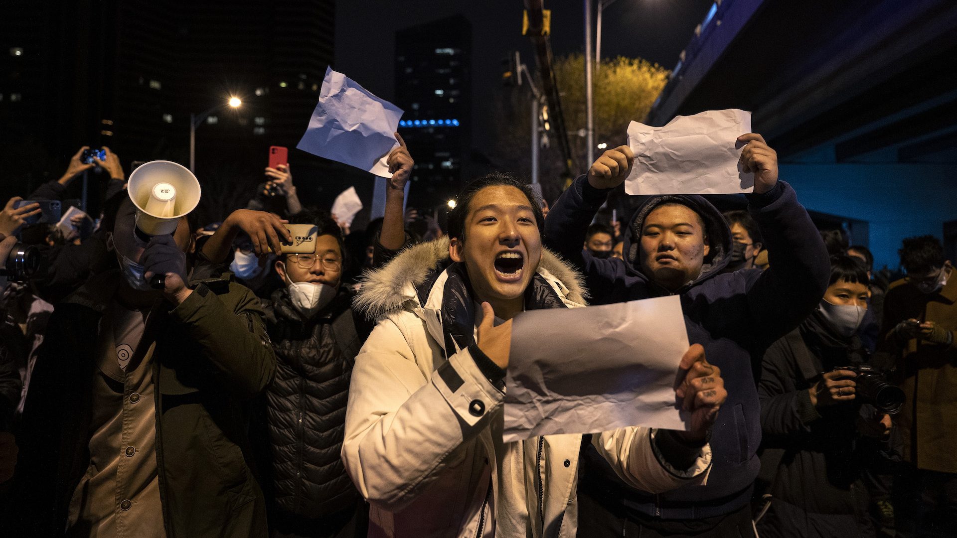 Proteste In Cina, Gli Operai Fuggono Dalle Fabbriche E Riempiono Le Piazze