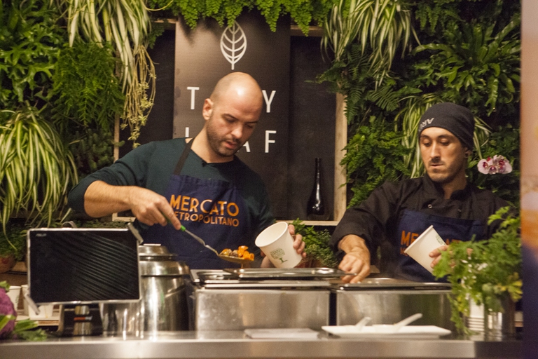 Gli chef di Tiny Leaf al lavoro © Sara Montali