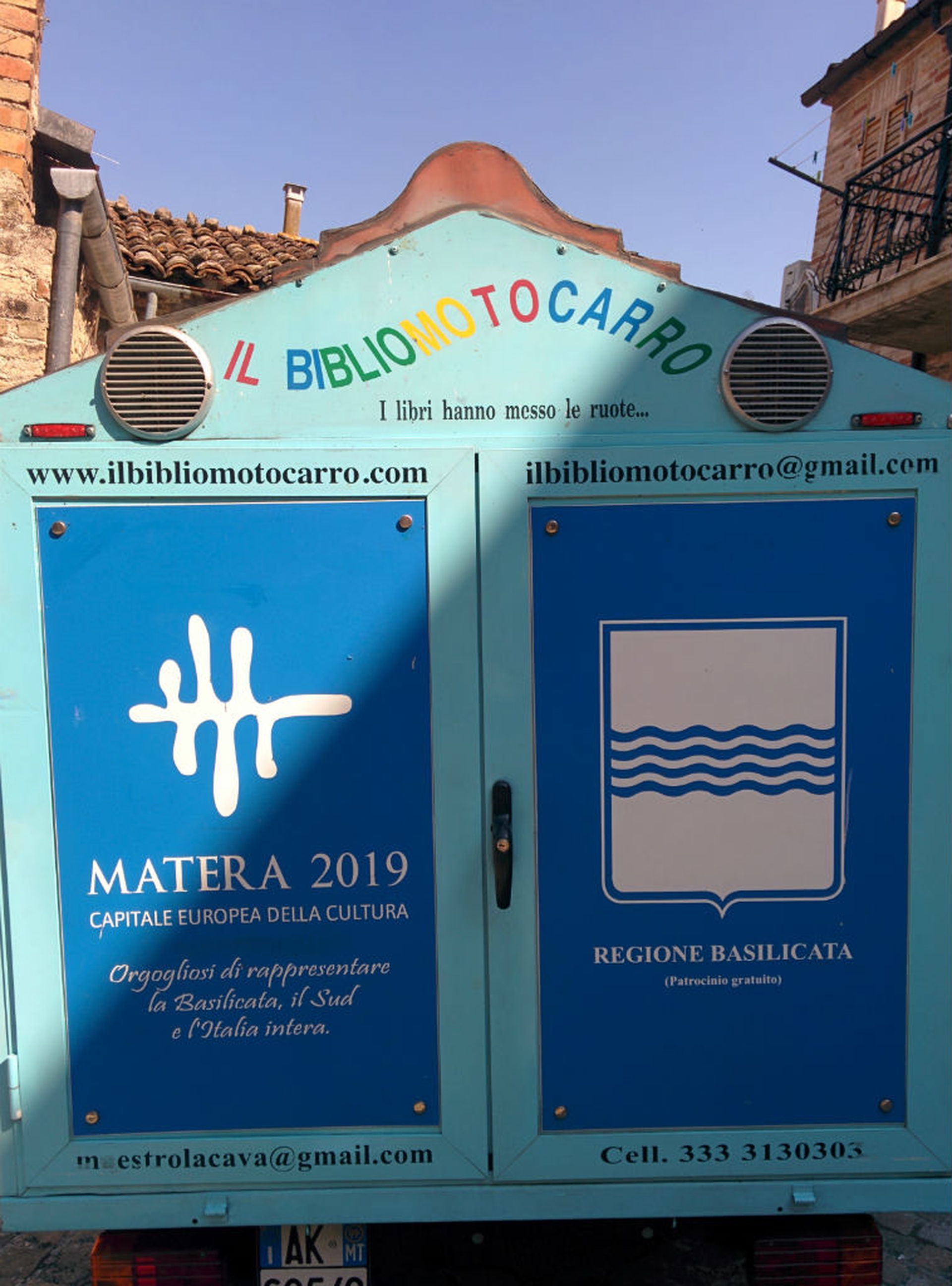 Il maestro che gira in apecar per portare i libri ai bambini