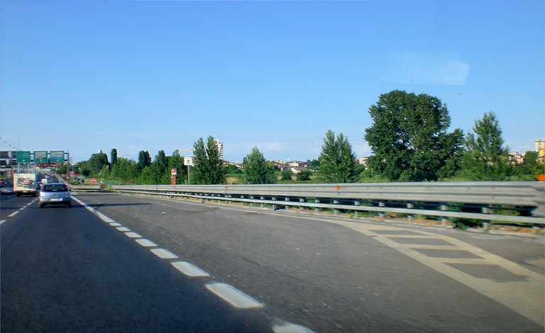 Le aree di sosta in autostrada rischiano di diventare discariche di rifiuti. Per questo, si tende a disinstallare i cestini della spazzatura e attuare videosorveglianza.