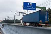 Il camion del futuro è ibrido e viaggia come un filobus