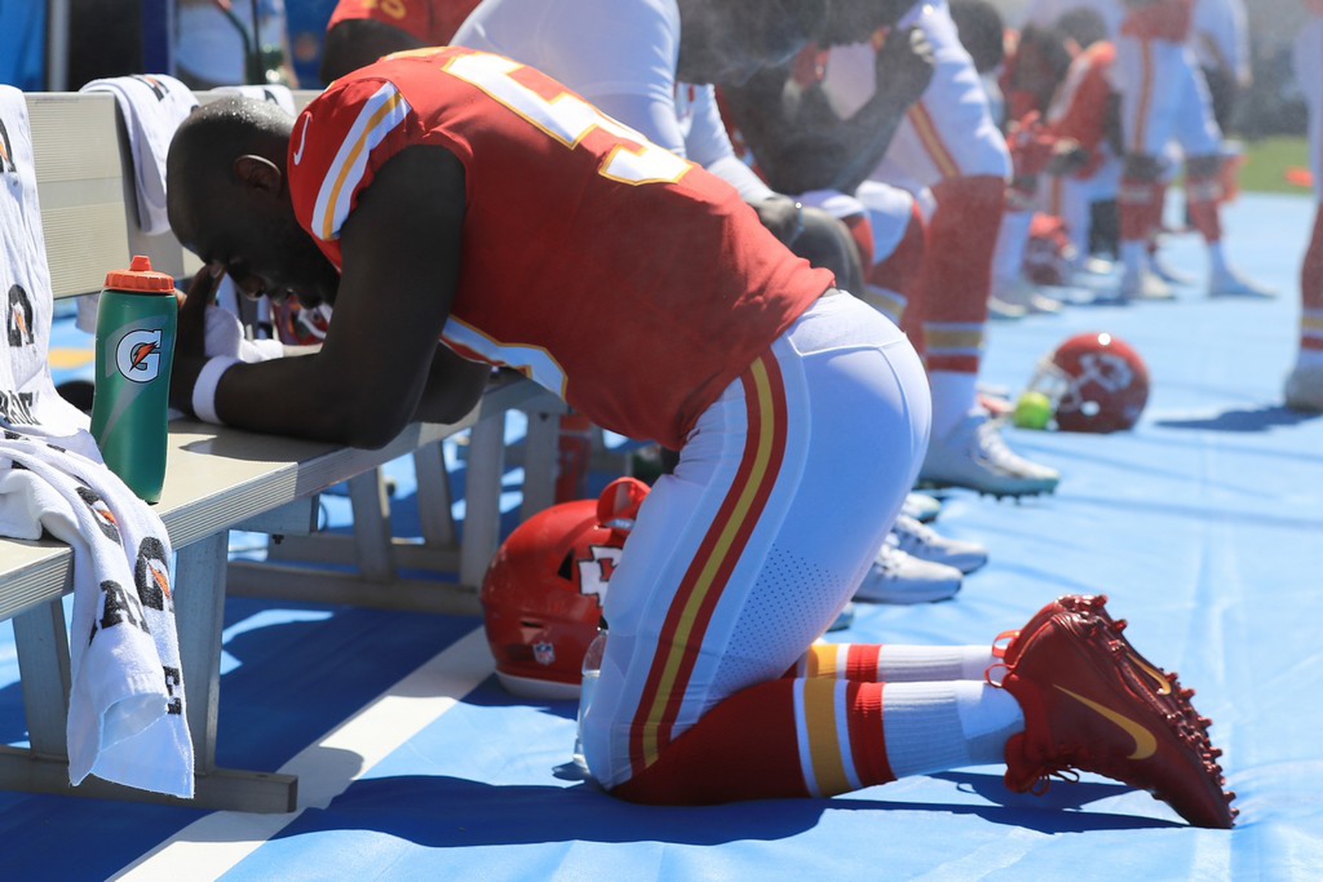 #TakeAKnee, football players kneel against social injustice in the US