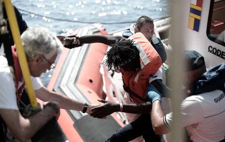 Parte delle persone salvate è stata trasferita sulla nave Dattilo della Guardia Costiera italiana © Kenny Karpov/Sos Méditerranée