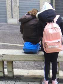 Sottobanco, come la scuola sopravvive al bisogno di normalità – il documentario