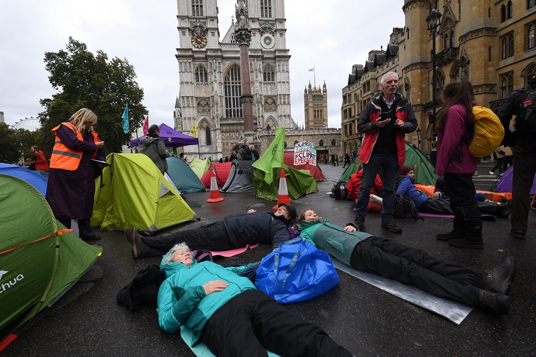 Manifestanti di Extinction Rebellion protestano a Westminster