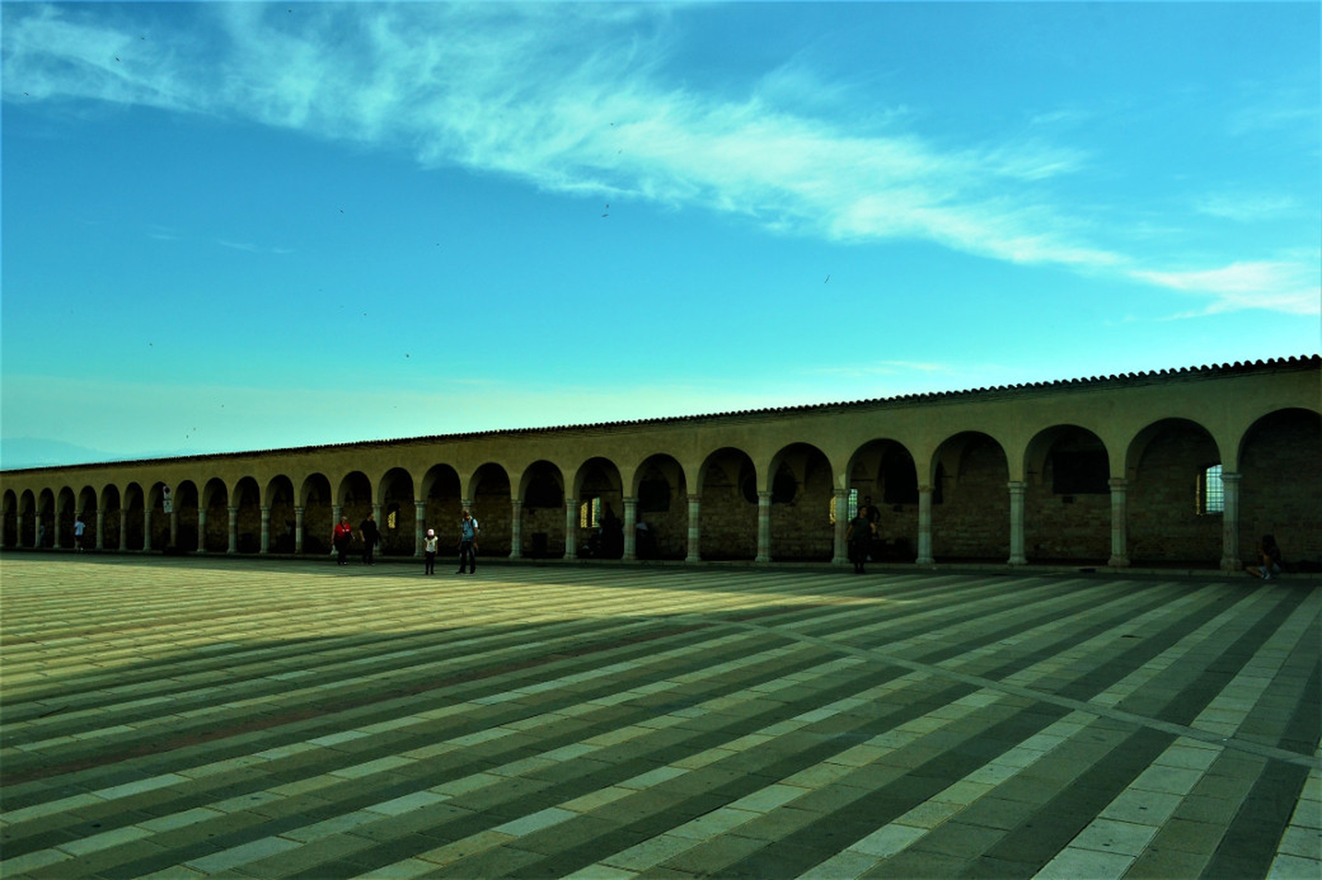 Assisi, il loggiato sotto la basilica tra luci e ombre