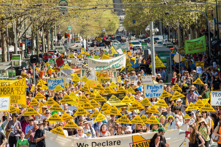 Agricoltori australiani marciano contro il fracking
