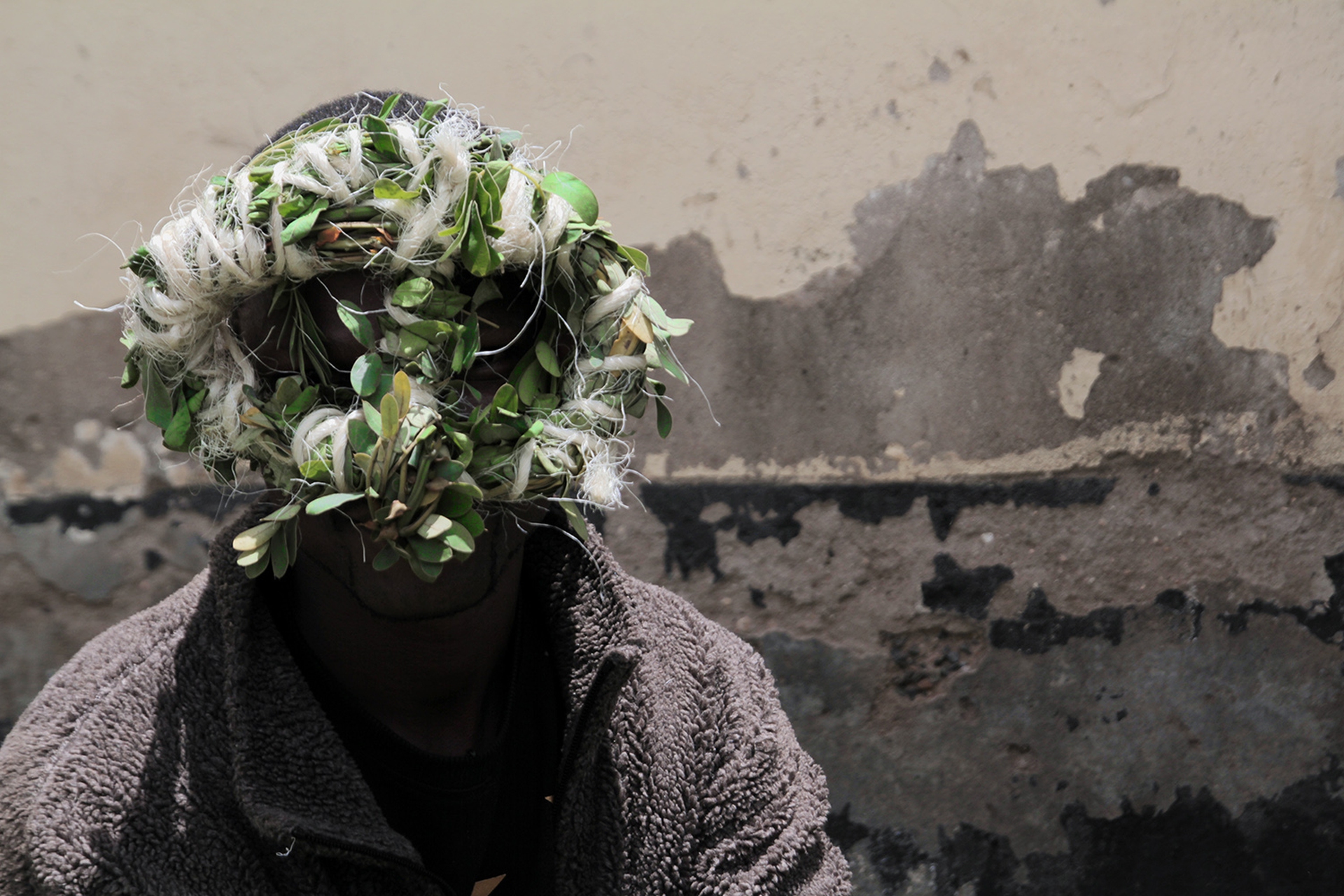 Un ragazzo di Ngong con una maschera