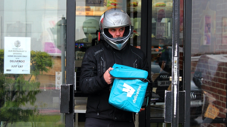 Un rider di Deliveroo