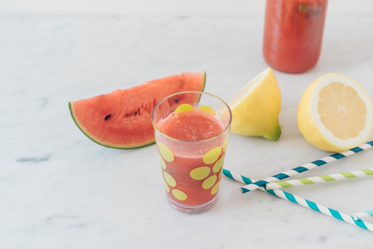 Unire l’anguria al pestato di menta, limone e zucchero © Laura La Monaca