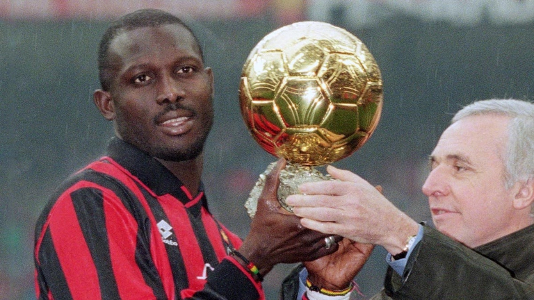 Nel 1995 George Weah riceve il Pallone d'Oro (primo calciatore non europeo a vincere il premio grazie anche alla modifica dei regolamenti), il FIFA World Player, e il premio di Calciatore africano dell'anno, riconoscimento che aveva ricevuto già nel 1989. Attualmente è l'unico giocatore africano ad essersi aggiudicato Pallone d'oro e Fifa World Player pur non avendo vinto nessun trofeo europeo. Occupa la 43ª posizione nella speciale classifica dei migliori calciatori del XX secolo pubblicata dalla rivista World Soccer. Nel 2004 fu inserito nel Fifa 100 fra i 125 più grandi giocatori viventi, selezionata da Pelé in occasione del centenario della federazione.