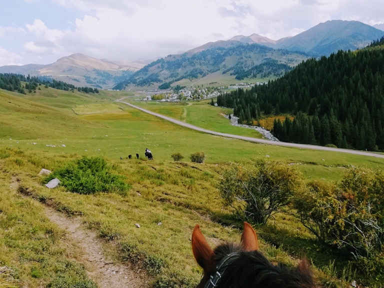 Passeggiate a cavallo nella valle di Jyrgalan © Gloria Schiavi