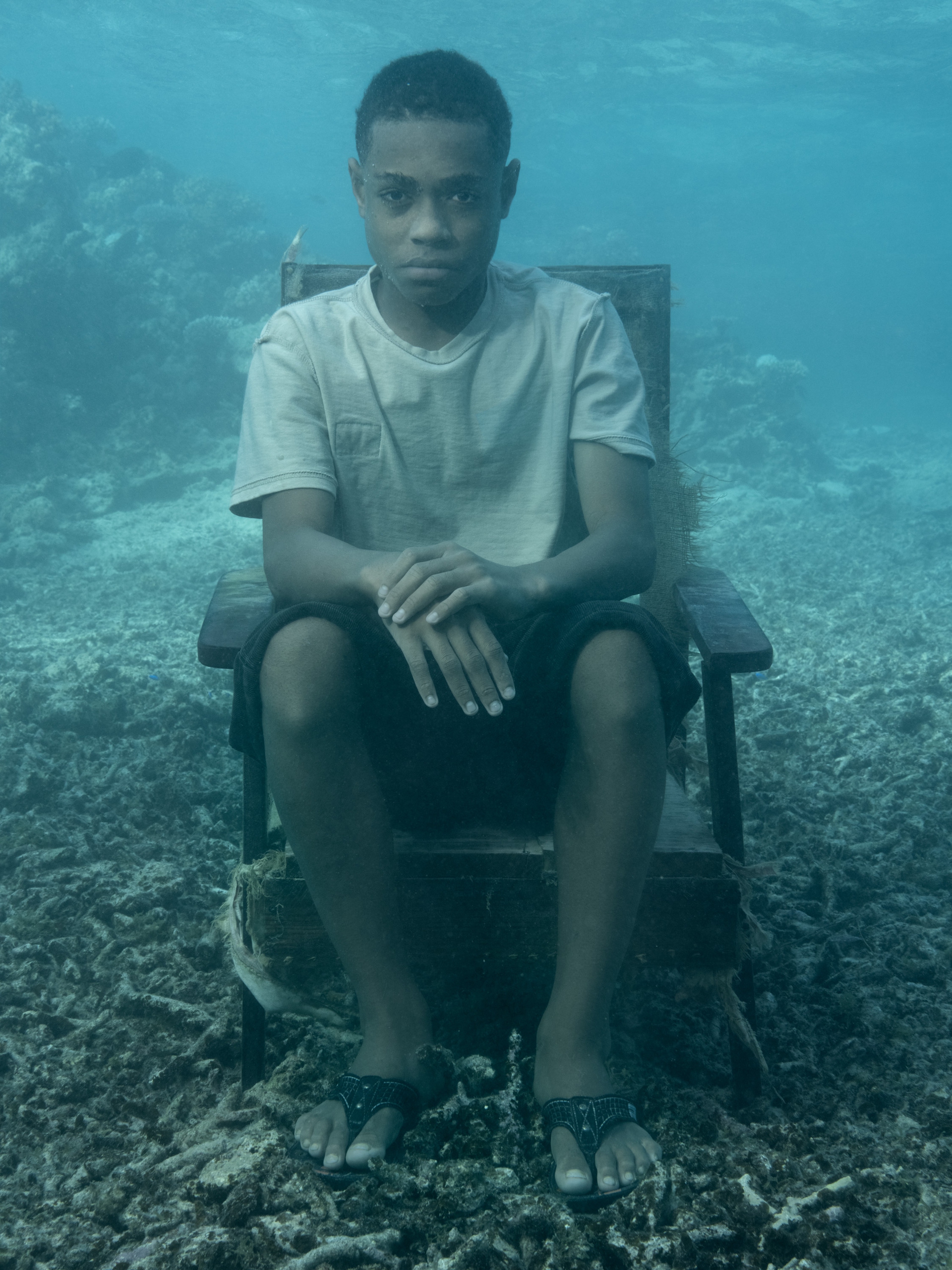 Mika è un altro giovane abitante delle isole Fiji, gravemente colpite dalle conseguenze del riscaldamento globale © SINK/RISE Nick Brandt ©