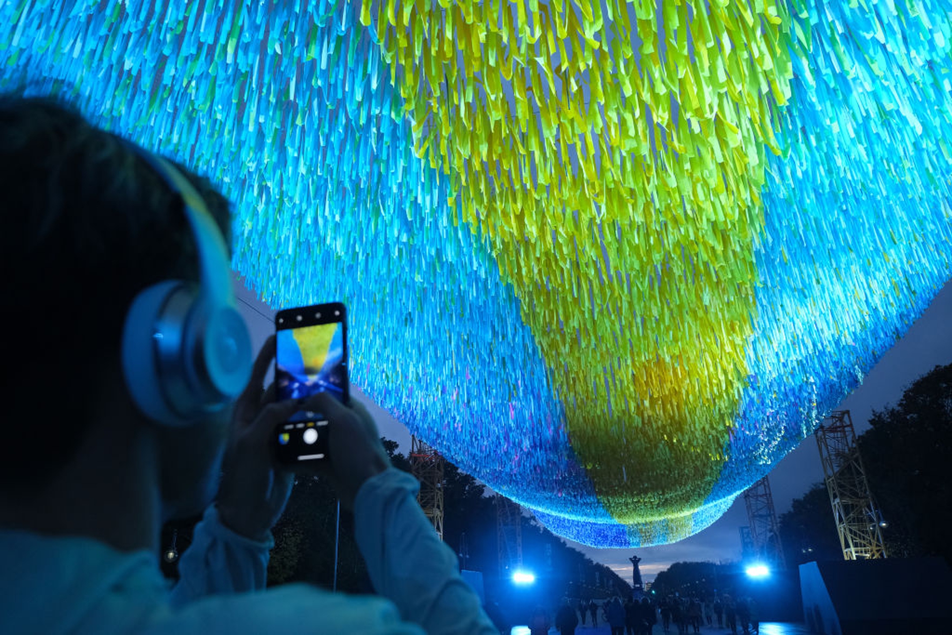L'installazione di Patrick Shearn davanti alla Porta di Brandeburgo