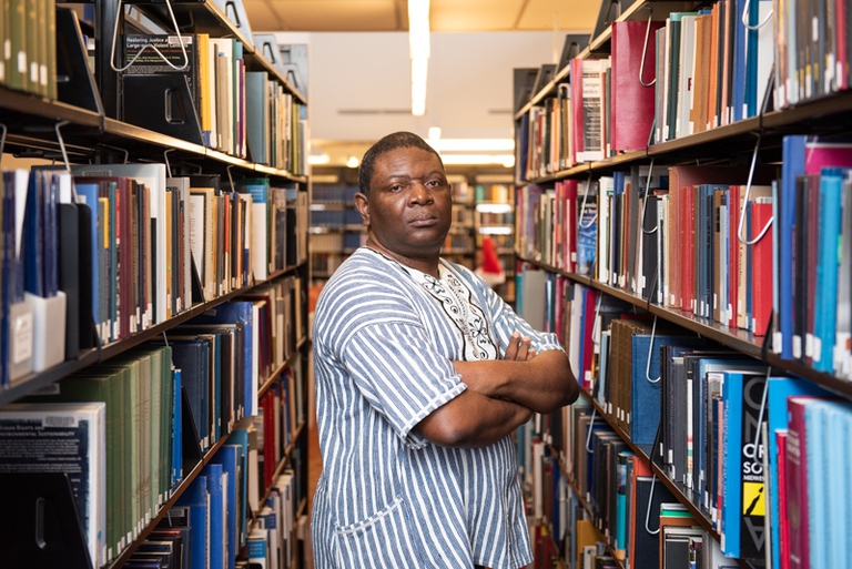 Alfred Brownell nella biblioteca dell'università di Boston