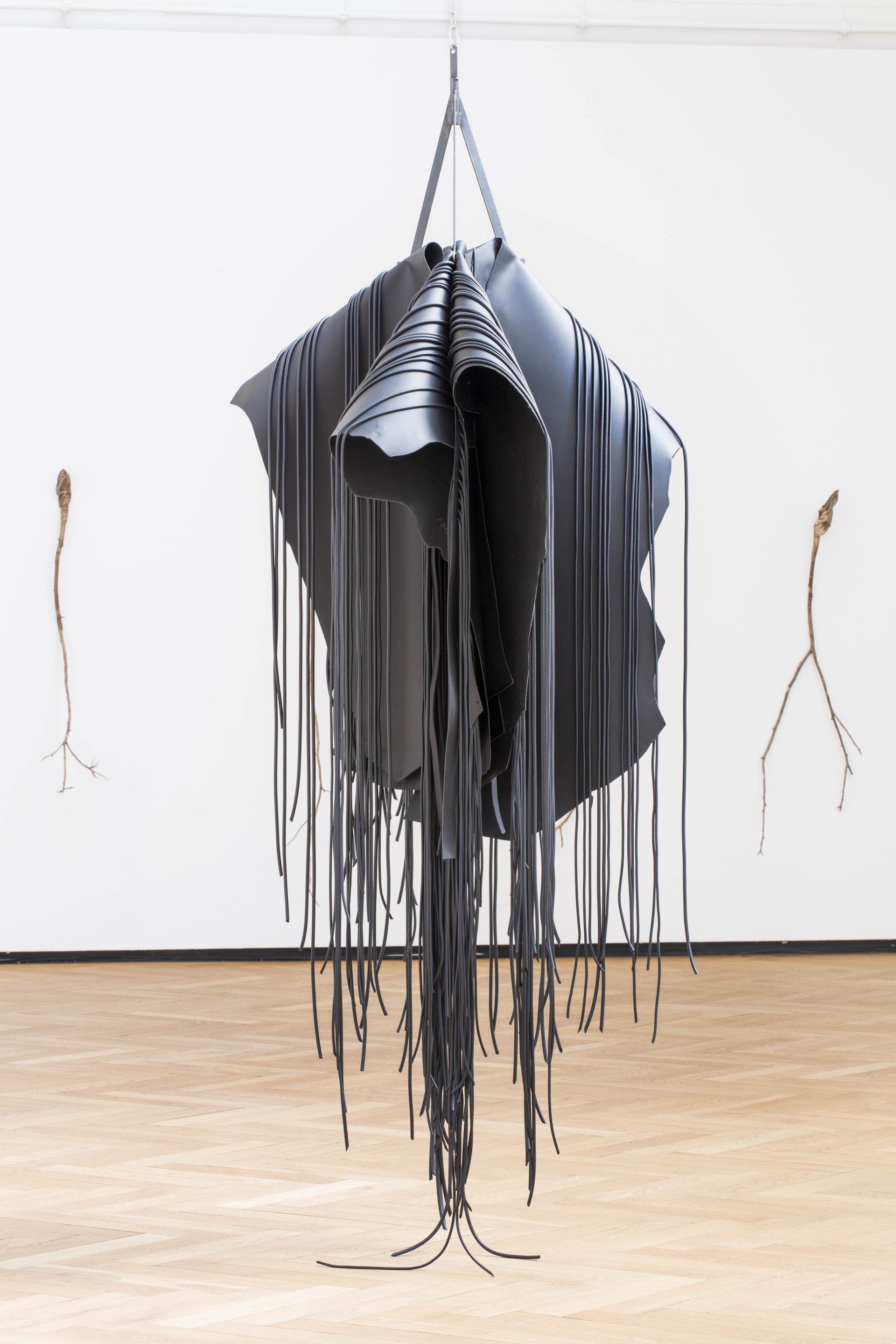 Una Szeemann, She Who Wanders at Night, pelle, metallo e gomma, 260x260x260 cm