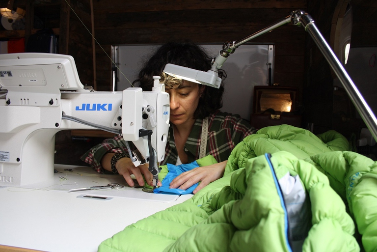 Sarta mentre ripara un piumino