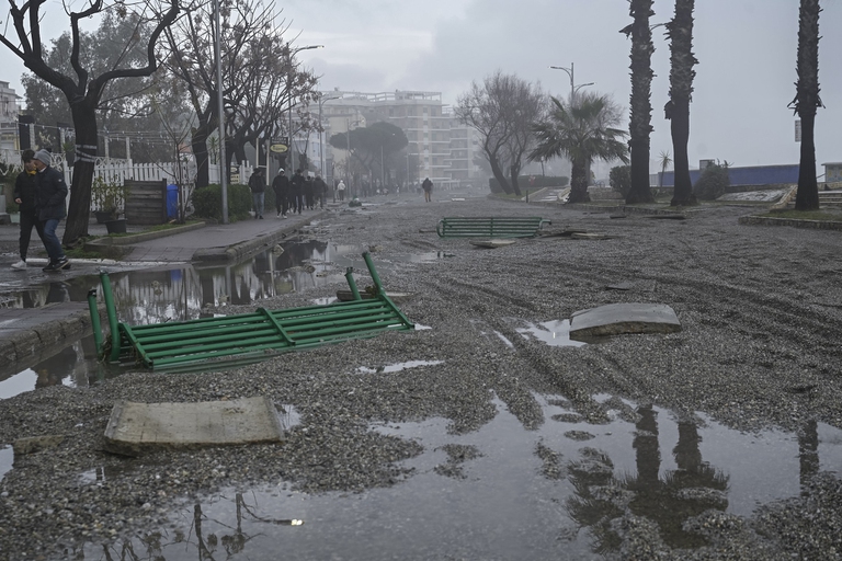 I danni provocati dalla tempesta Harry sul litorale di Catanzaro, in Calabria