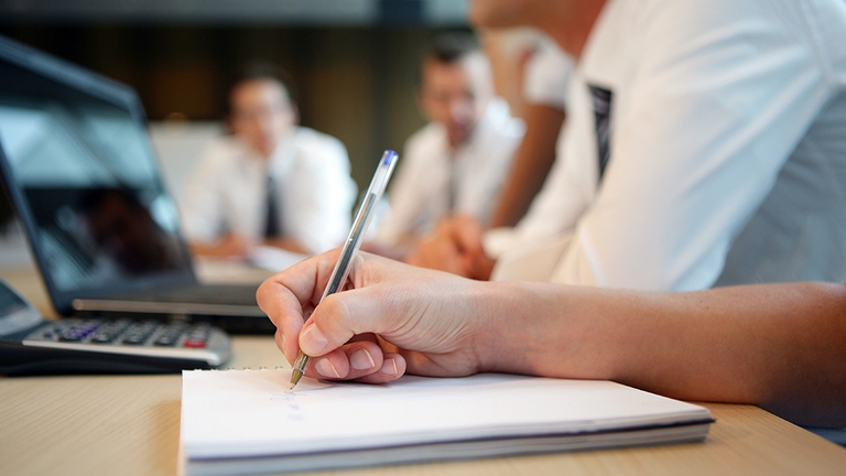 L'azionariato attivo nasce negli anni Settanta, con l'obiettivo di mettere i consigli di amministrazione delle grandi imprese di fronte alle proprie responsabilità in campo ambientale e sociale.  © ingimage