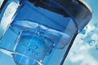 Brocche, filtri, rubinetti e bottiglie. Cosa succede all’acqua