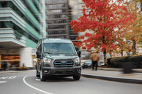 Il Ford Transit rinasce elettrico. Ecco com’era negli anni Sessanta