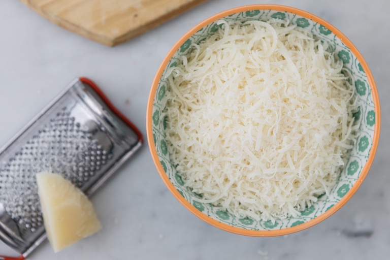 Cacio e pepe con pasta al mais curcuma e pepe nero
