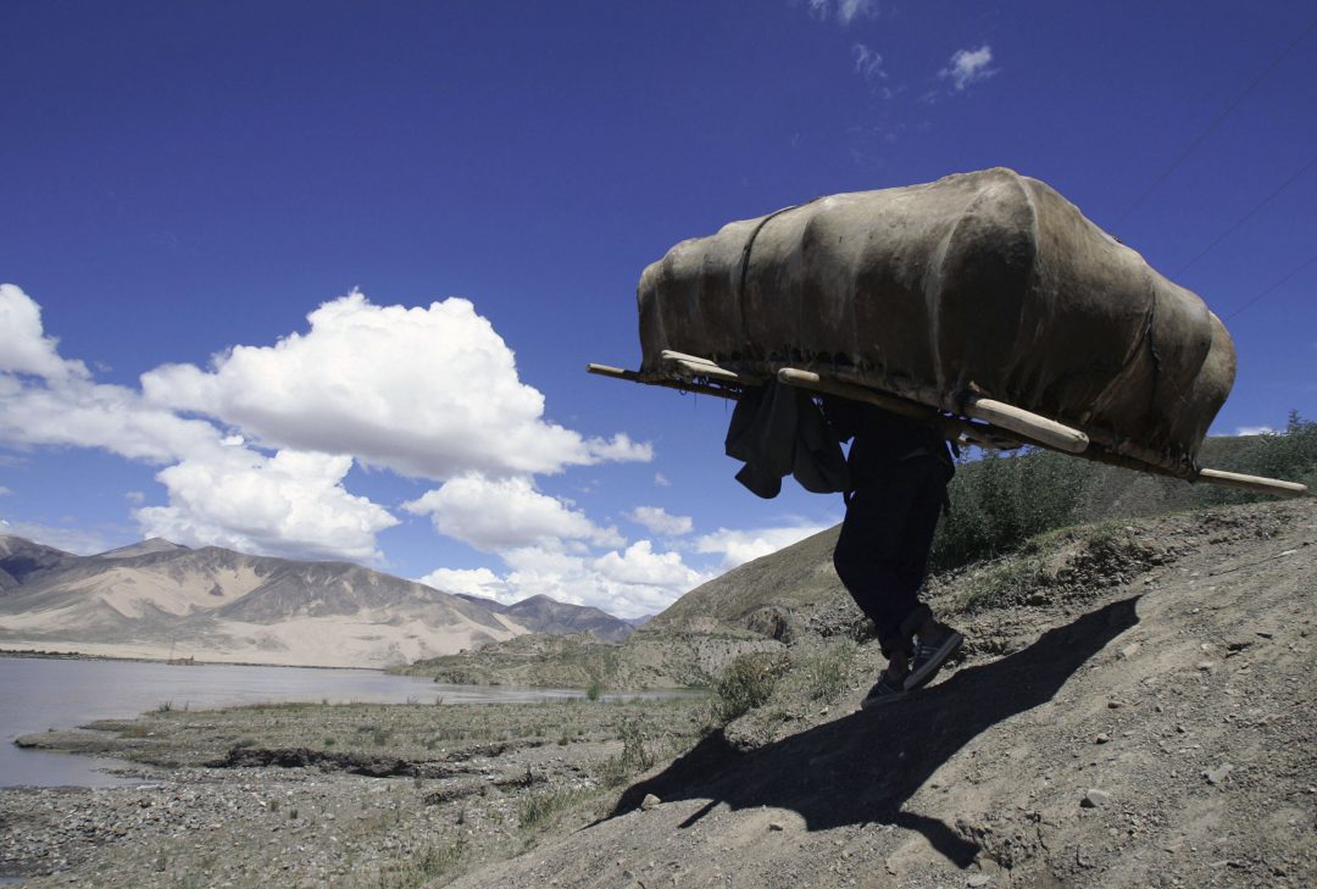 Il Brahmaputra,  corso d'acqua che tocca il Tibet occupato dalla Cina, l'India e il Bangladesh