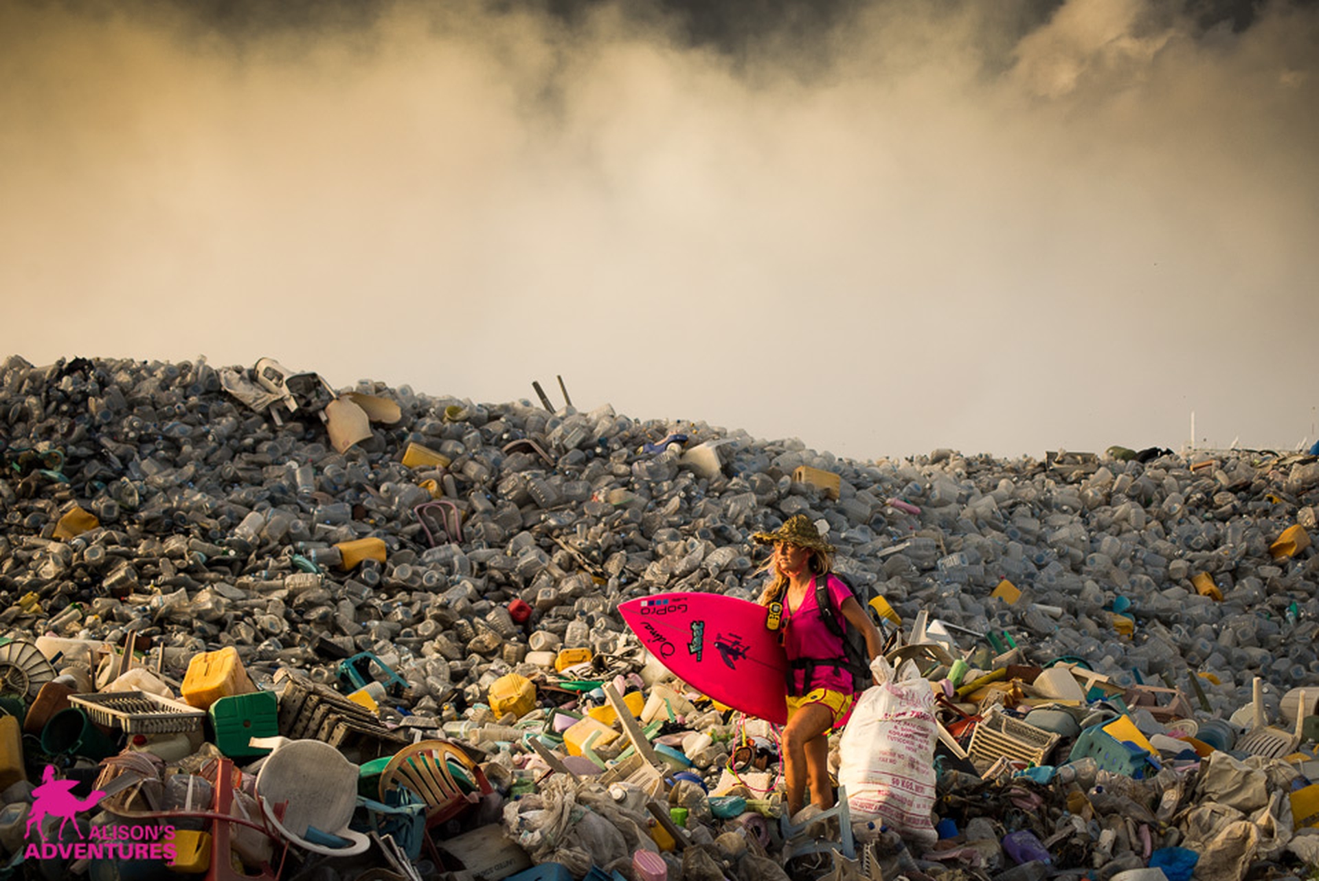Alison Teal sull'isola di plastica alle Maldive