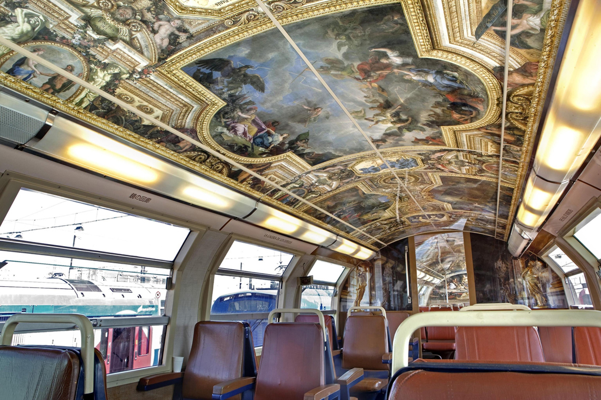 Il treno per Versailles trasformato in reggia