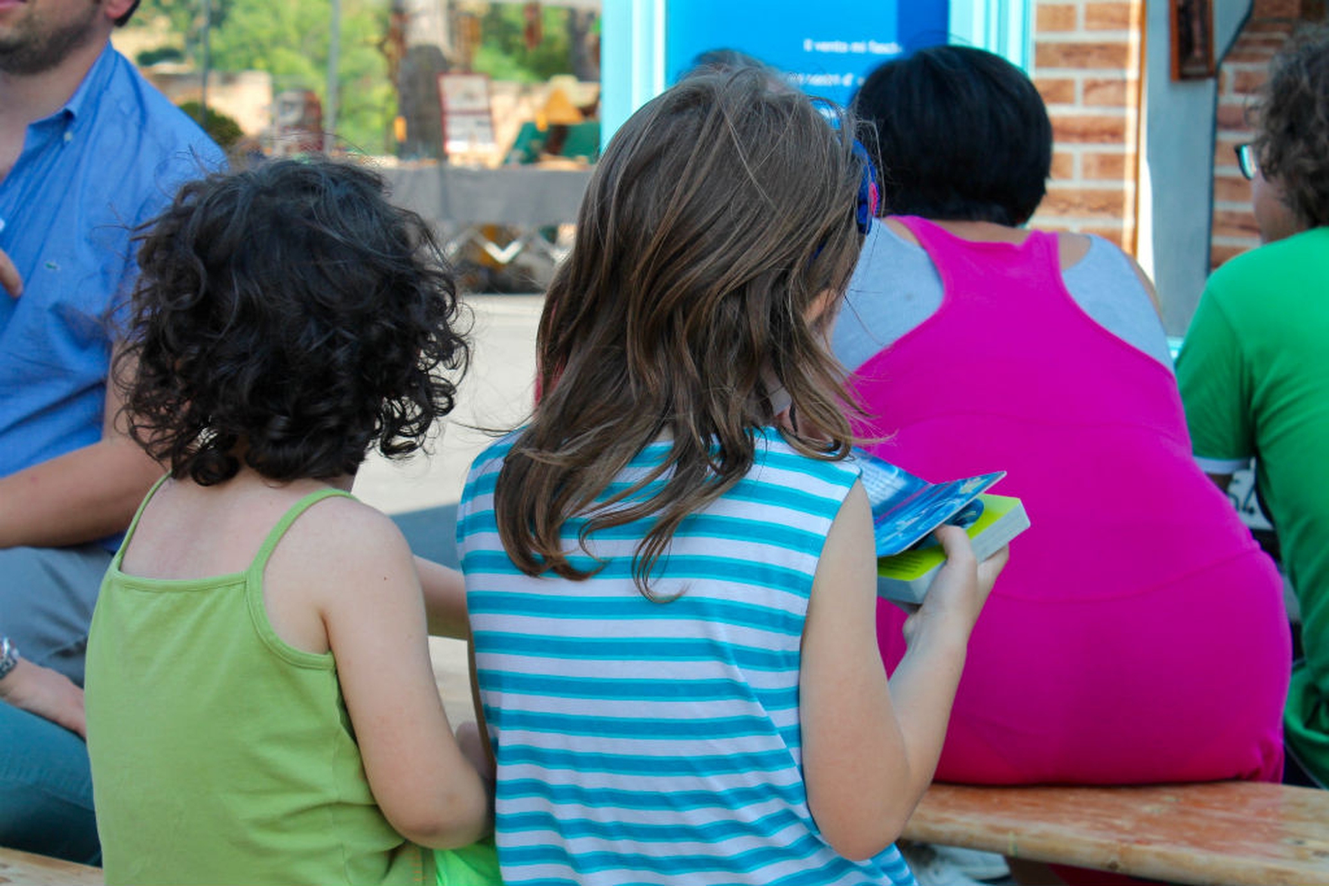 Il maestro che gira in apecar per portare i libri ai bambini