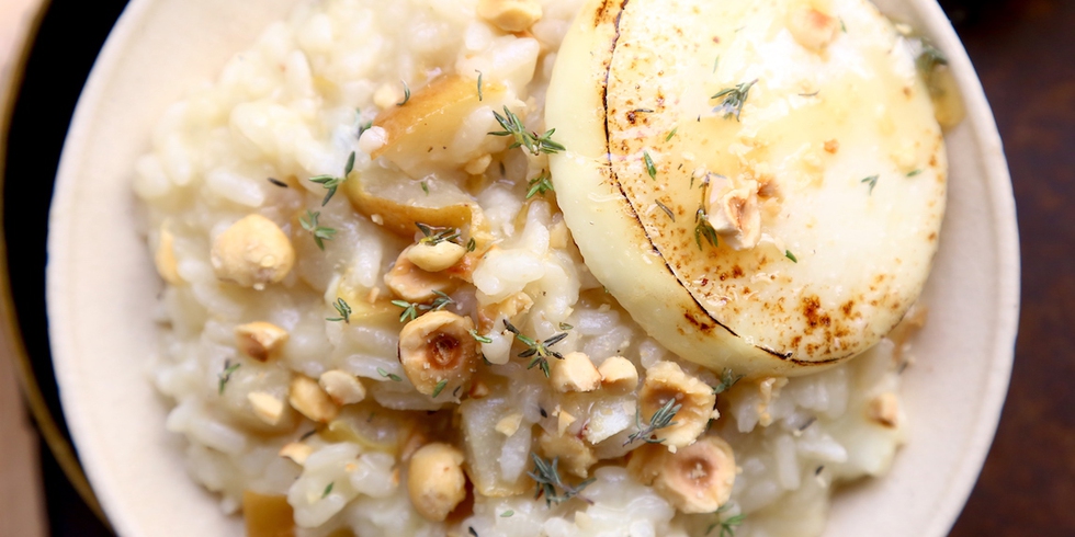 Risotto alle pere con tomino di capra, nocciole, miele e timo
