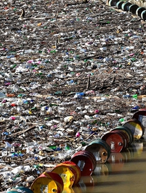 In Bosnia scorre un fiume di plastica: così è diventata la Drina