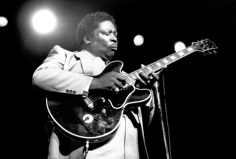 Il bluesman BB King suona la chitarra "Lucille", una Gibson ES-355 custom nera.