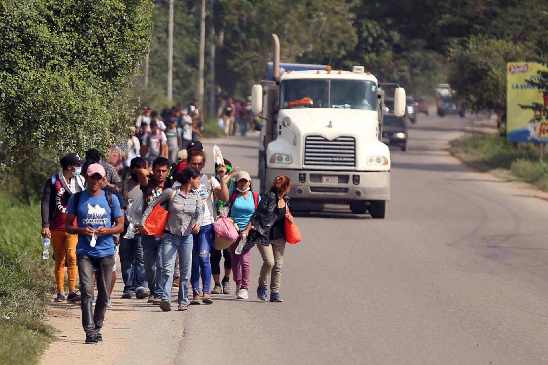 Una carovana di migliaia di migranti è stata bloccata con la forza in Guatemala