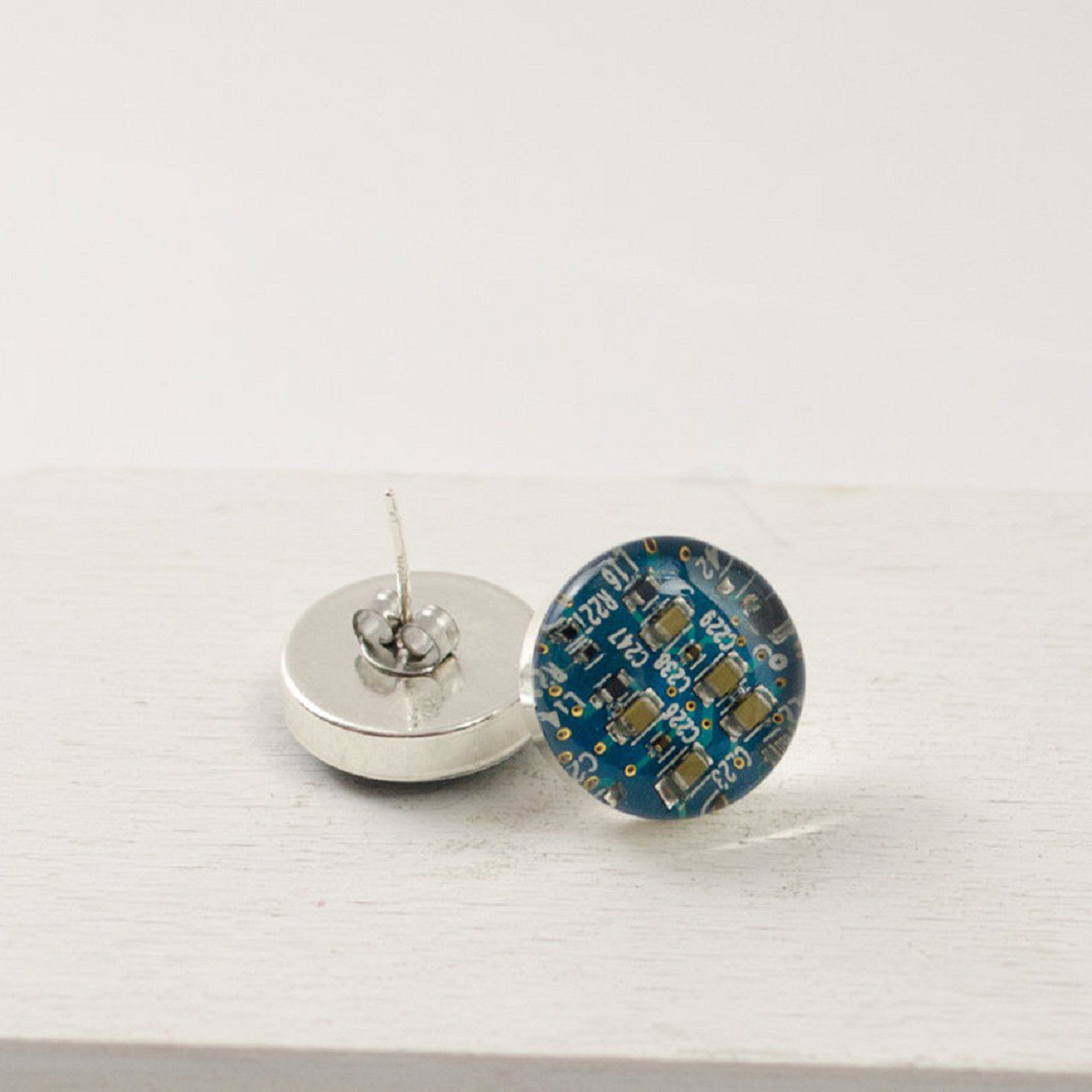 Circuit breaker labs, dal riciclo di circuiti elettrici nascono gioielli ecologici