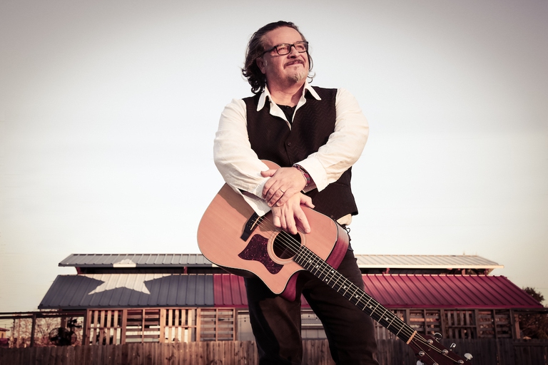 Cisco Bellotti con chitarra acustica