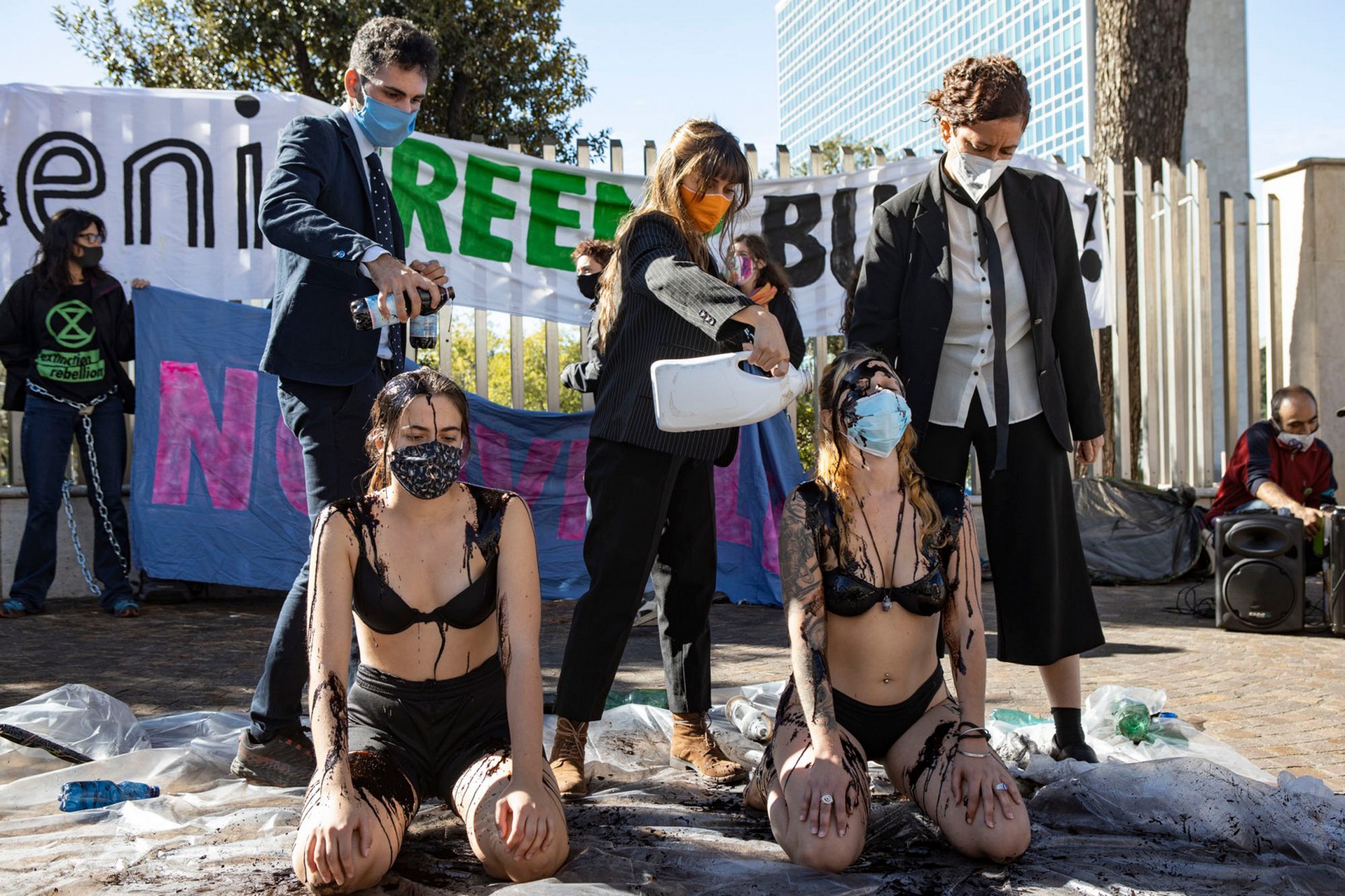 Una settimana di ribellione davanti alla sede di Eni