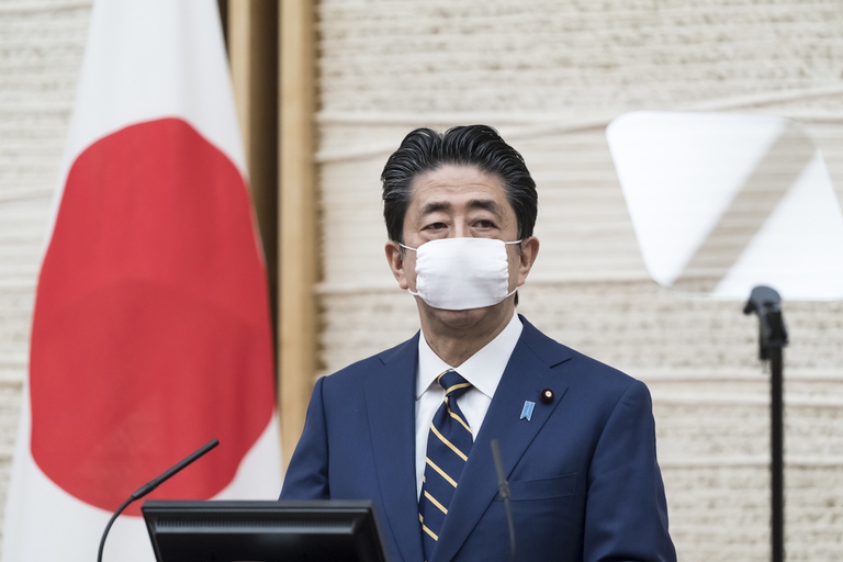 Shinzo Abe indossa una mascherina
