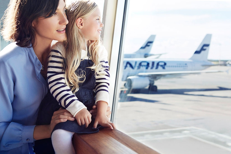 Finnair-mother-and-daughter-at-gate-01-Low