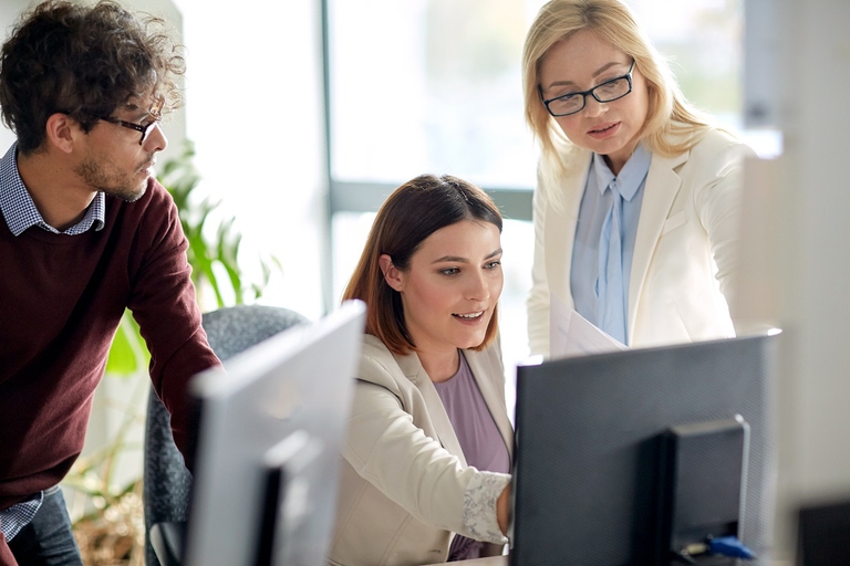 Impiegati di una startup al lavoro