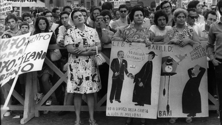 1970, donne e uomini chiedono l'introduzione della legge sul divorzio. ©Keystone