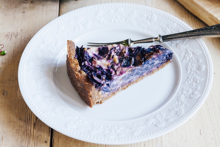 torta salata con farina di segale ripiena di cavolo rosso caprino e pinoli